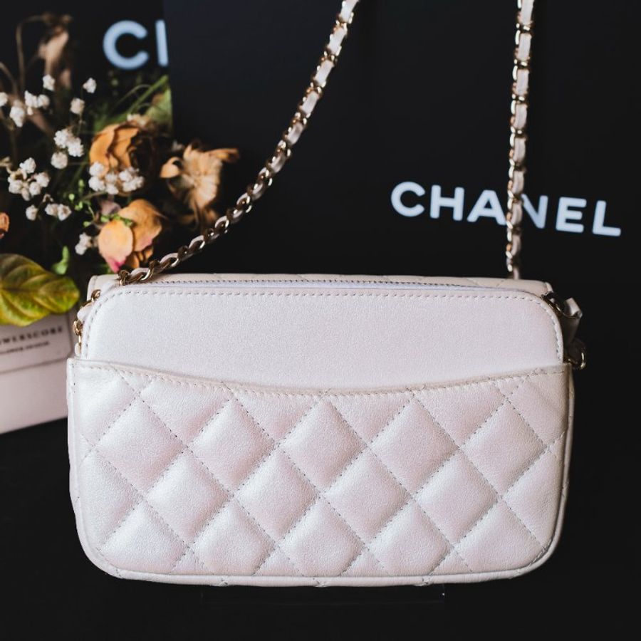 《CHANEL 珠光白 人魚姬手機包》-1