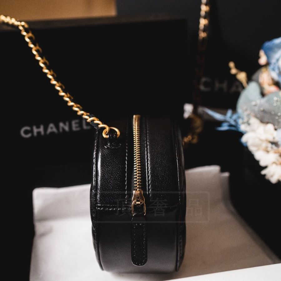 《CHANEL 金球圓餅包》-2