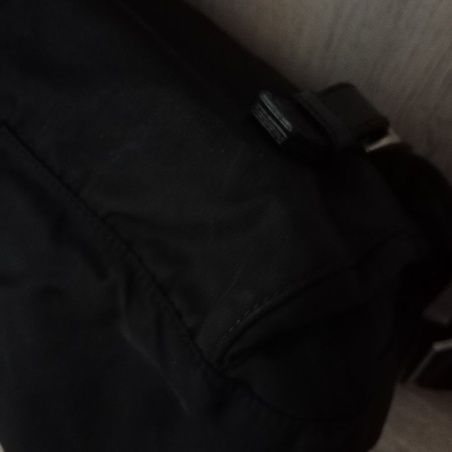 PRADA黑色尼龍斜背包-8