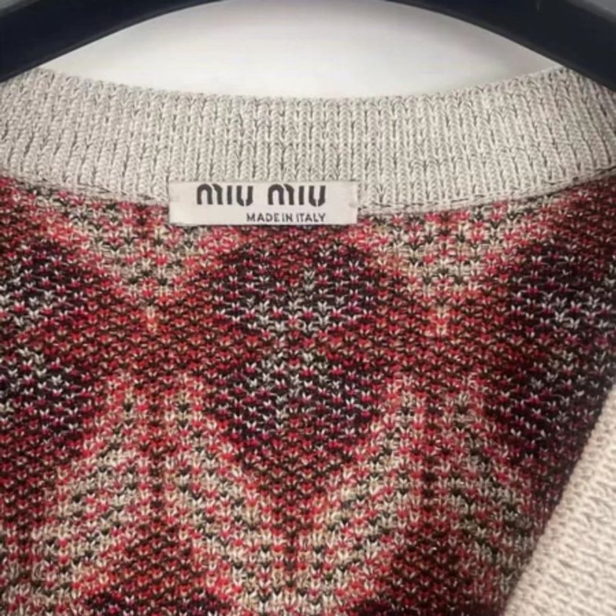MIUMIU羊毛針織開衫 尺寸38碼 胸圍90 衣服有彈力 衣長57 穿沒幾次-4