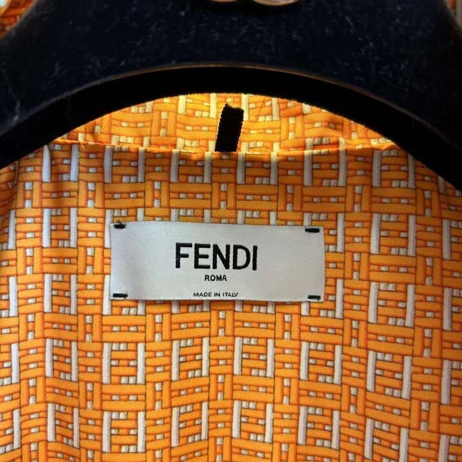 FENDI襯衫外套 尺寸40碼寬鬆版 滿logo 不是很薄的那種 春天可以當外套的厚度 非常新-3
