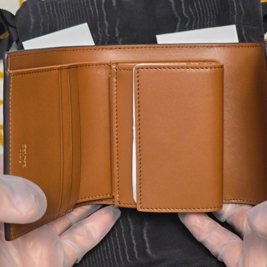 celine 緞面小牛皮 焦糖色金鈕扣三折短夾-1