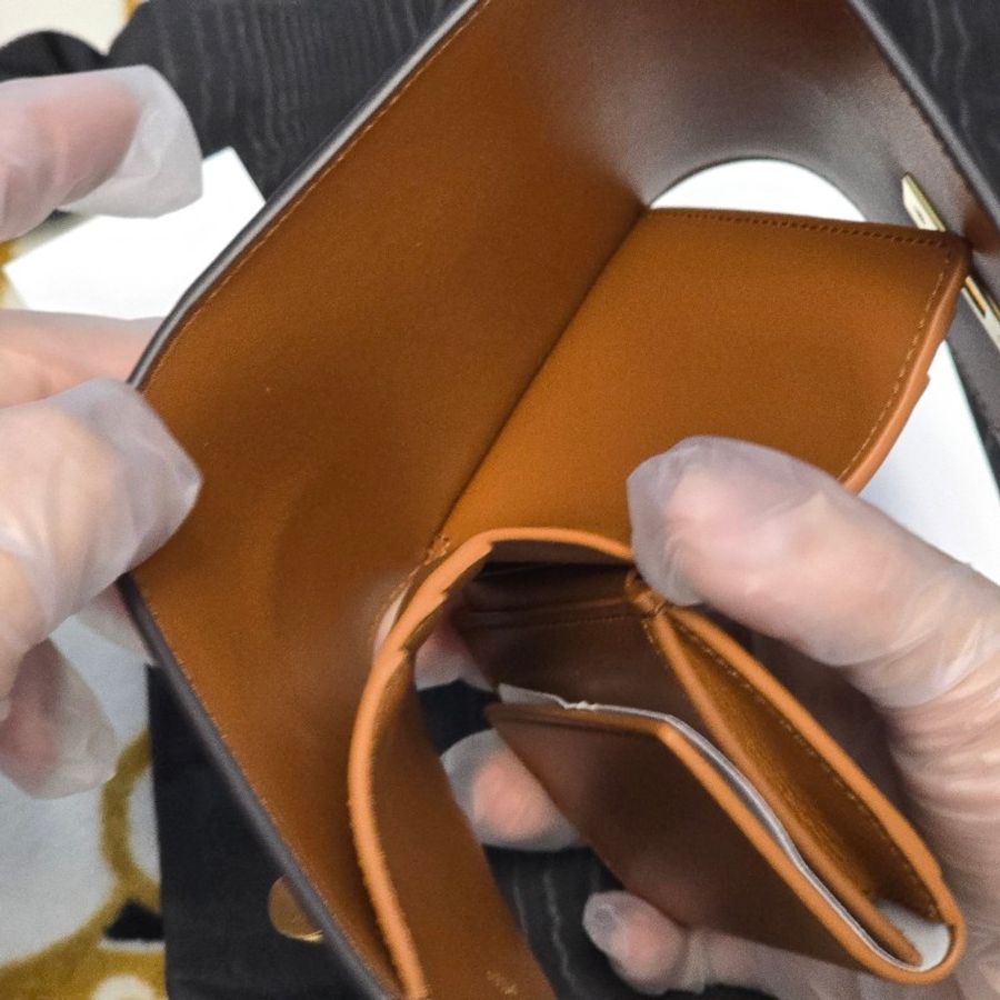 celine 緞面小牛皮 焦糖色金鈕扣三折短夾-4