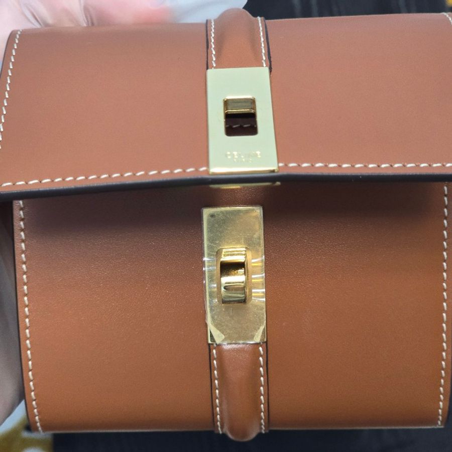 celine 緞面小牛皮 焦糖色金鈕扣三折短夾-5