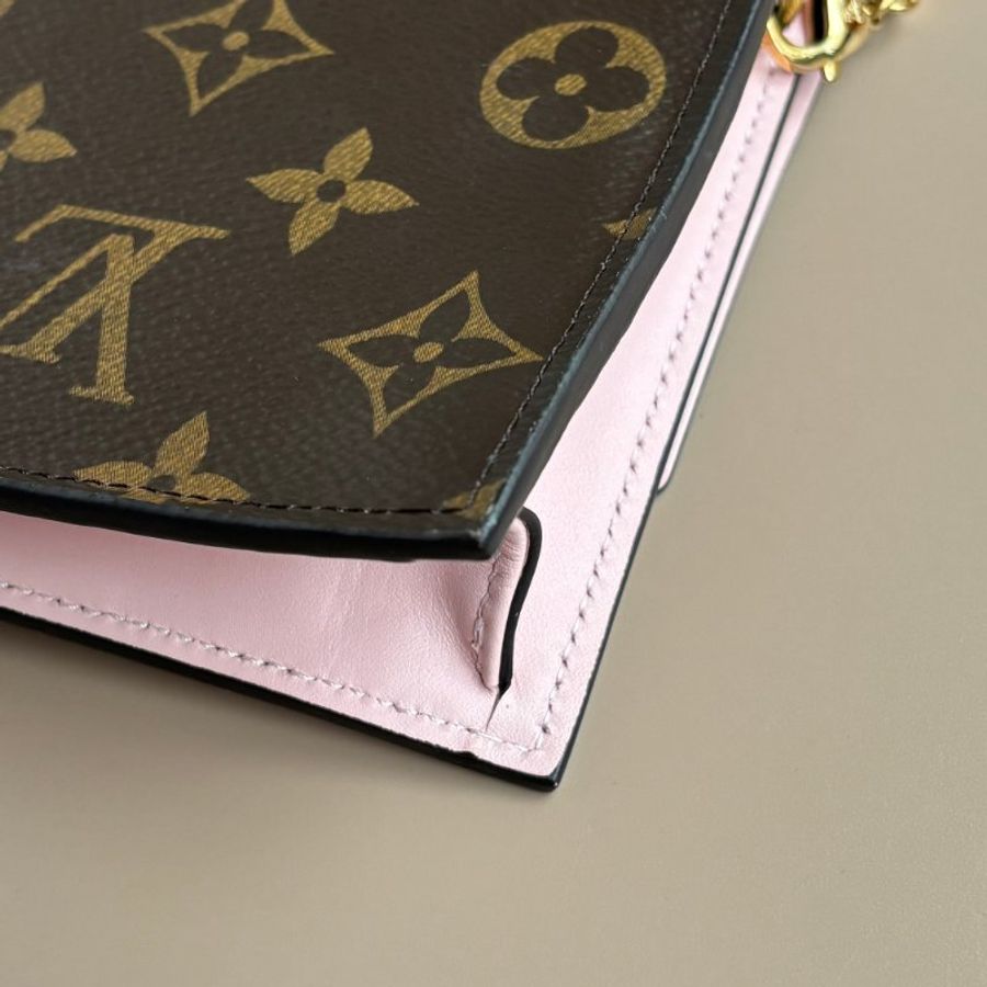 ::LOIUS VUITTON::  LV M69579 Flore 咖啡色經典花紋拼接粉色牛皮 WOC 金鍊斜背包-3