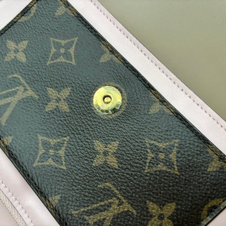 ::LOIUS VUITTON::  LV M69579 Flore 咖啡色經典花紋拼接粉色牛皮 WOC 金鍊斜背包-28