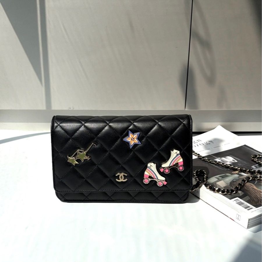 Chanel黑金羊皮別針款woc-0
