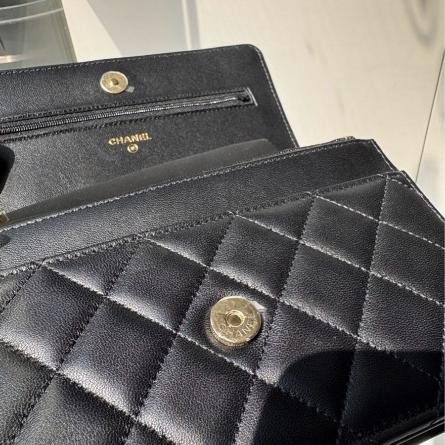 Chanel黑金羊皮別針款woc-6