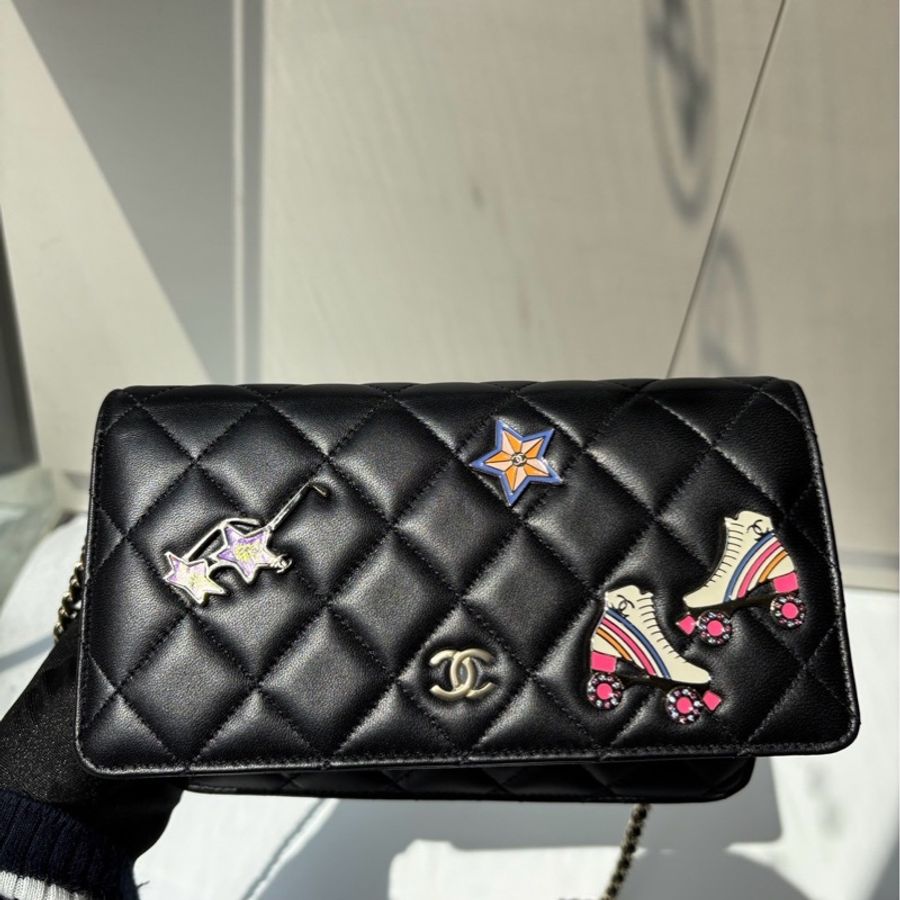 Chanel黑金羊皮別針款woc-7
