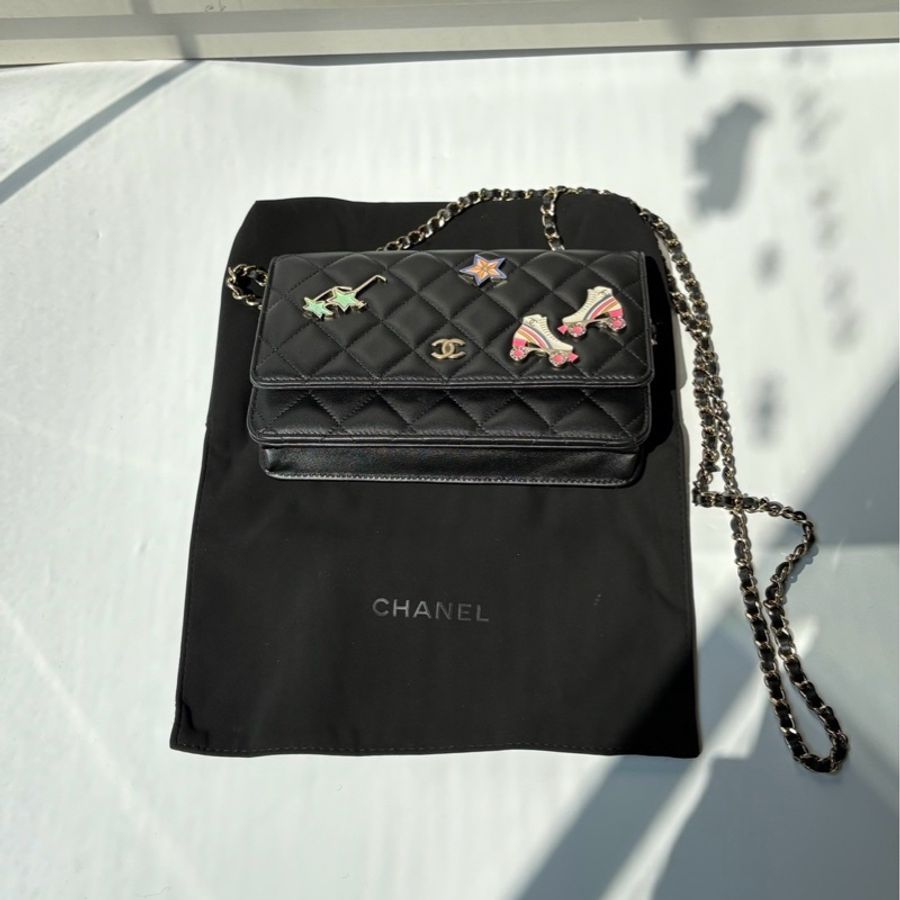 Chanel黑金羊皮別針款woc-14
