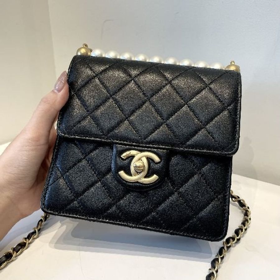 Chanel 珍珠一字口蓋小方包-1