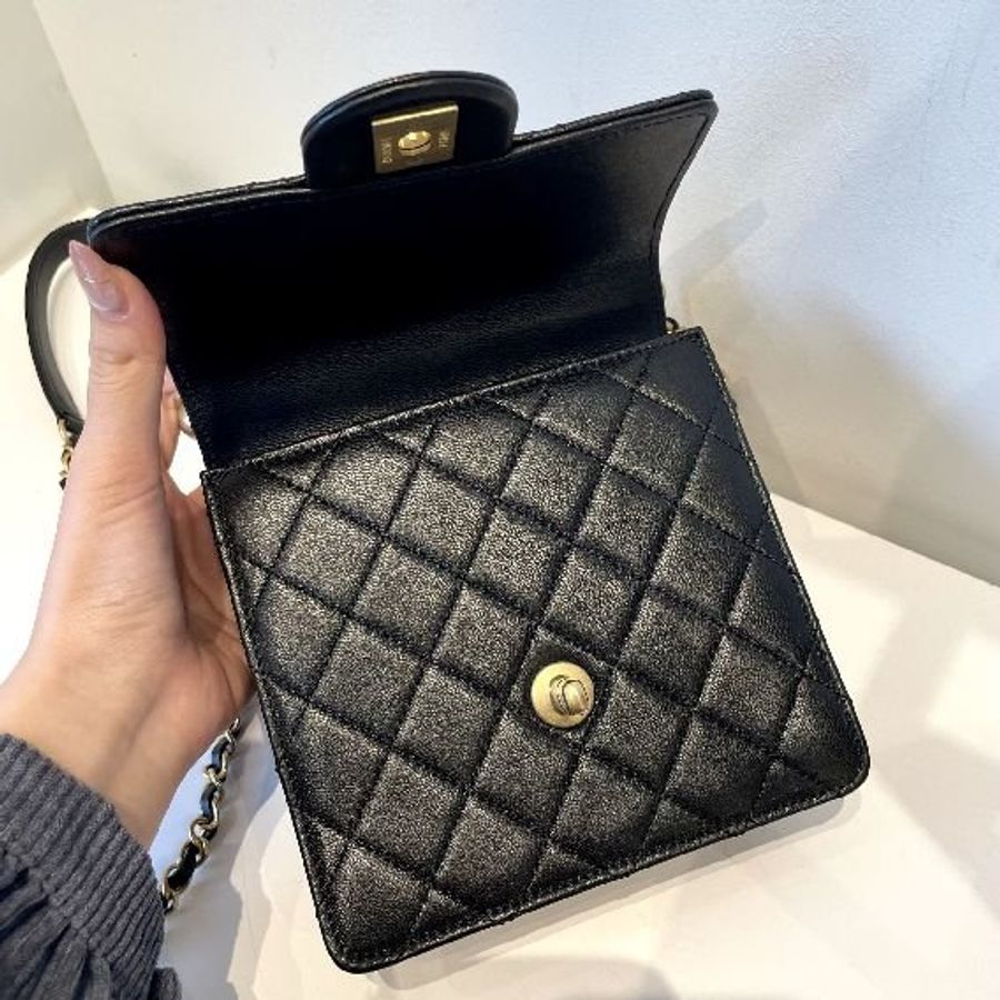 Chanel 珍珠一字口蓋小方包-5