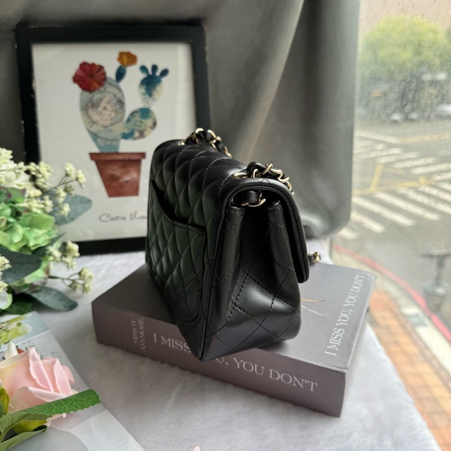 Chanel 金色CC Logo 菱格紋小羊皮迷你口蓋包/方胖包(黑色)-3