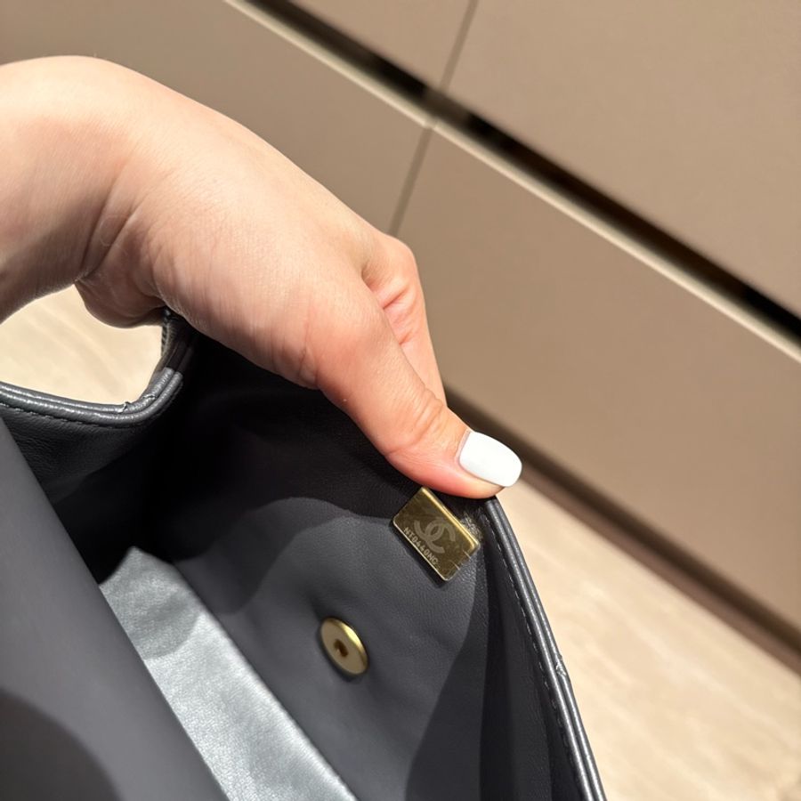 Chanel 深灰小包-6