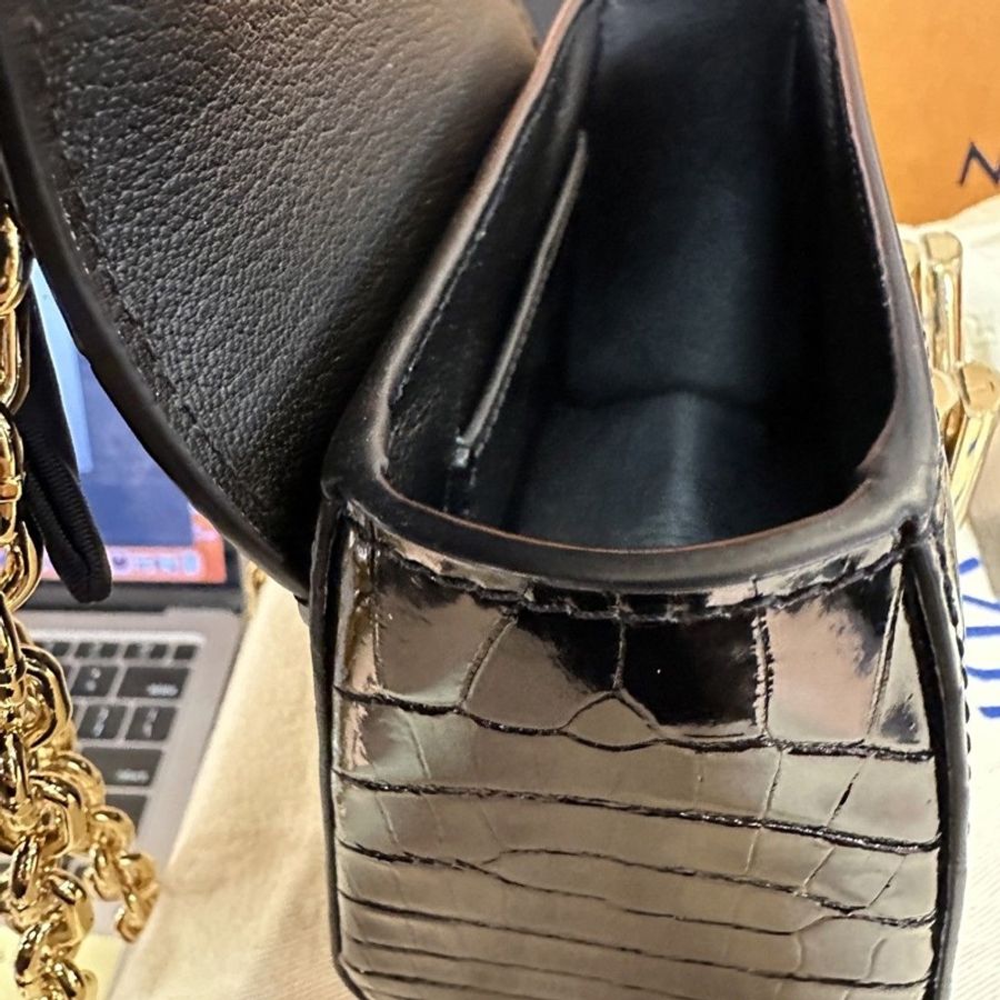 LV 特殊皮 鱷魚皮黑色 LV twist mini 黑色金扣-13