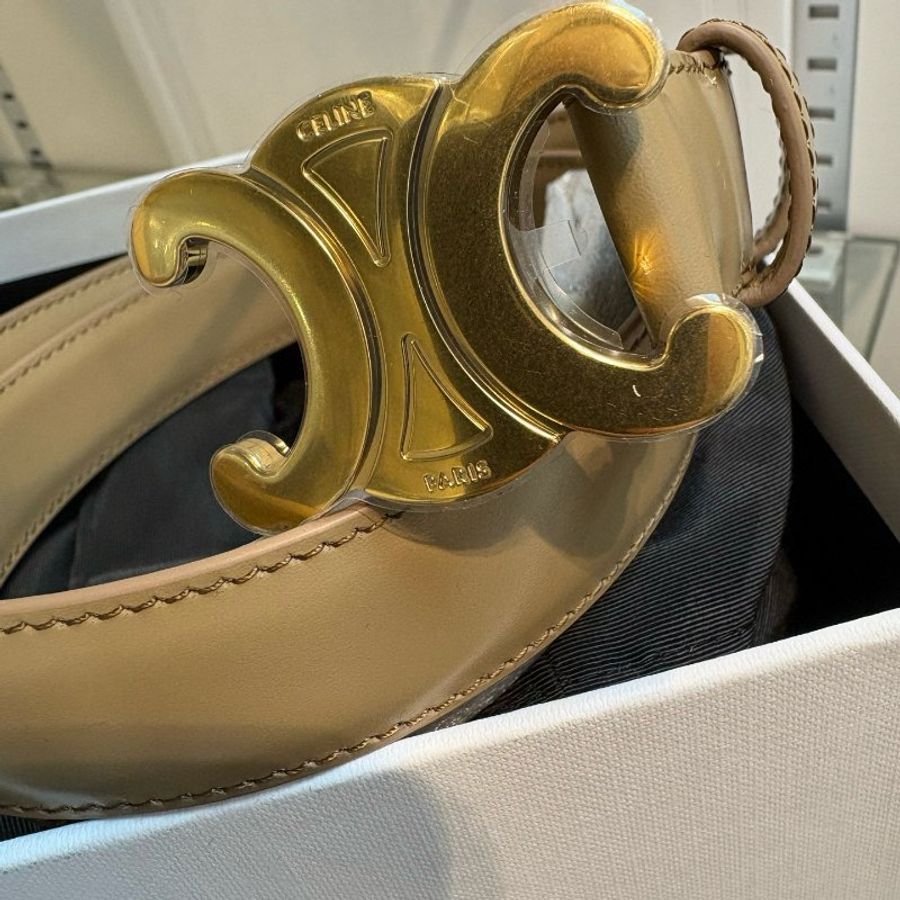 🌸2025春夏新品🌸Celine 45AK93A01 Triomphe Taurillon 牛皮革 凱旋門 2.5 公分寬腰帶 煙燻棕 80/85公分(購買請訊息告知需要尺寸)-1