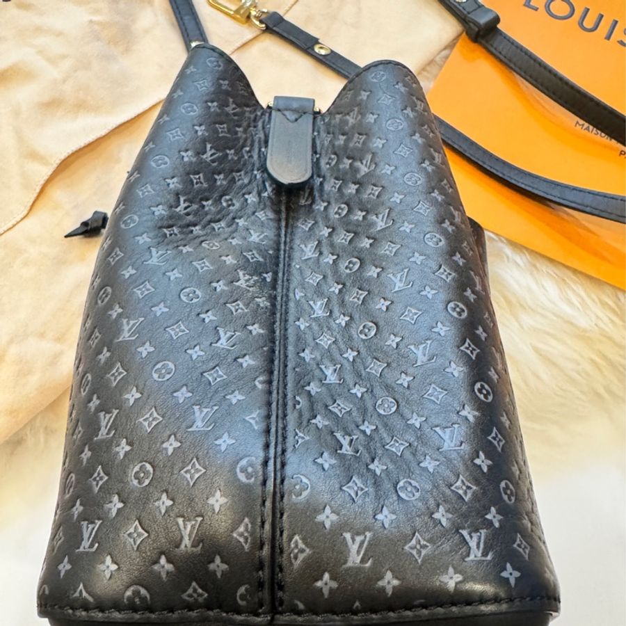 Louis Vuitton LV M22598 Neonoe BB系列 Monogram 壓花牛皮束口手提/斜背 水桶包 黑色-2