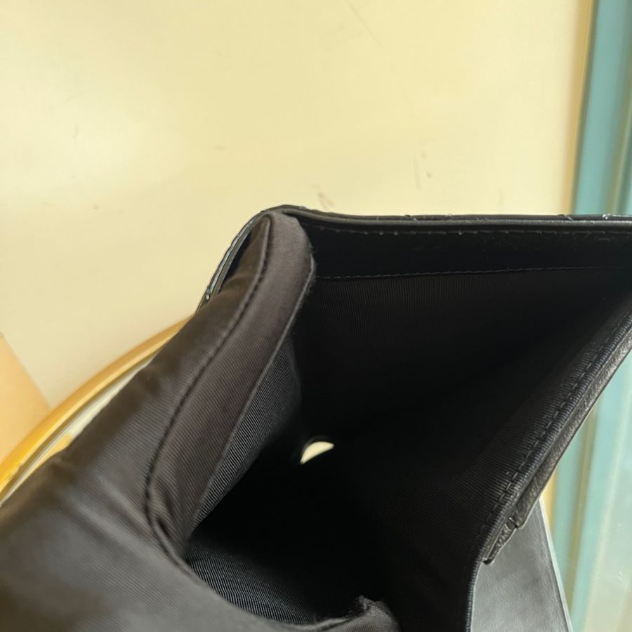 Chanel黑漆皮對開長夾-12