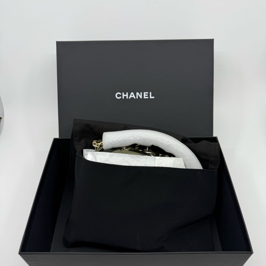 Chanel 19 Round Clutch Lamb Dark Green-6