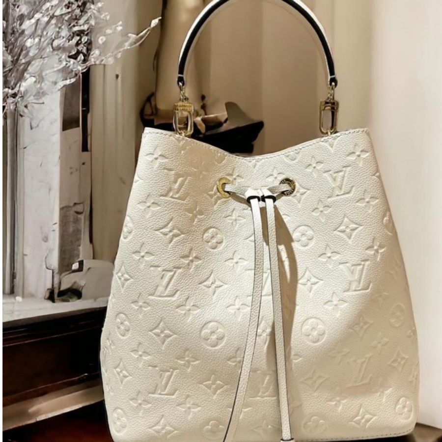 👛😘 Louis Vuitton白色皮革壓紋水桶-0