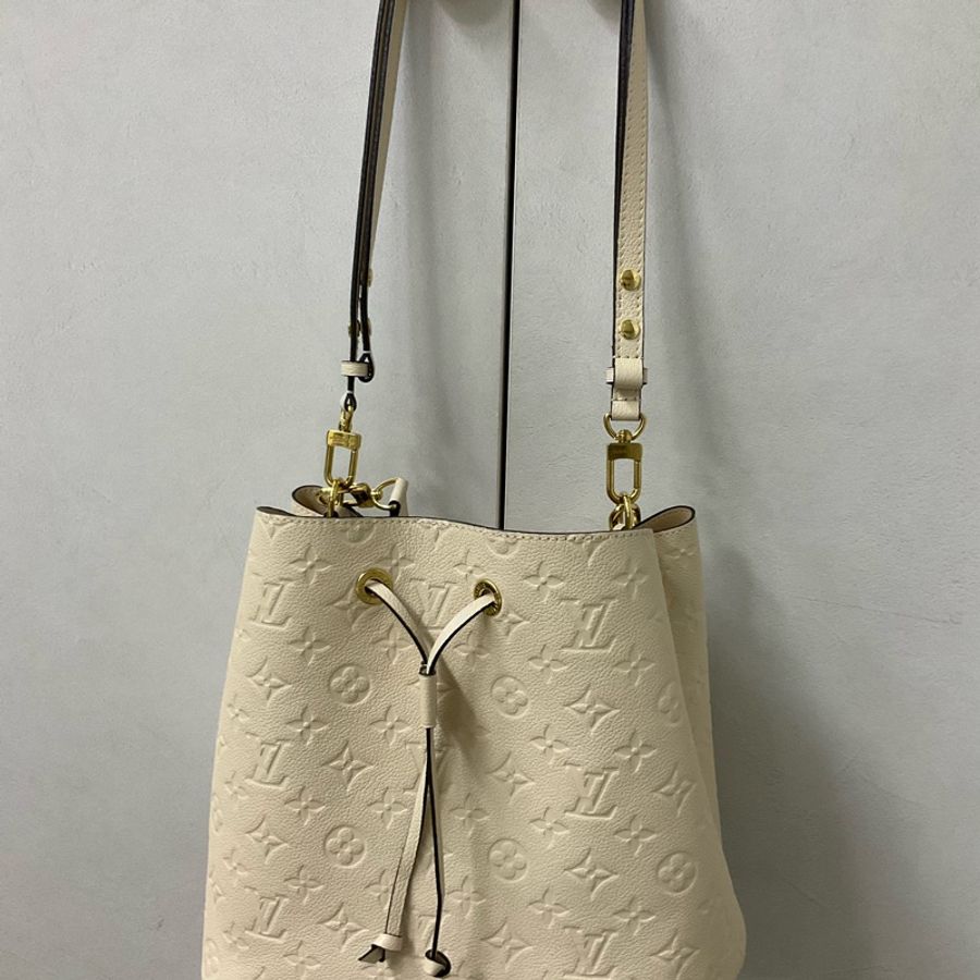 👛😘 Louis Vuitton白色皮革壓紋水桶-1