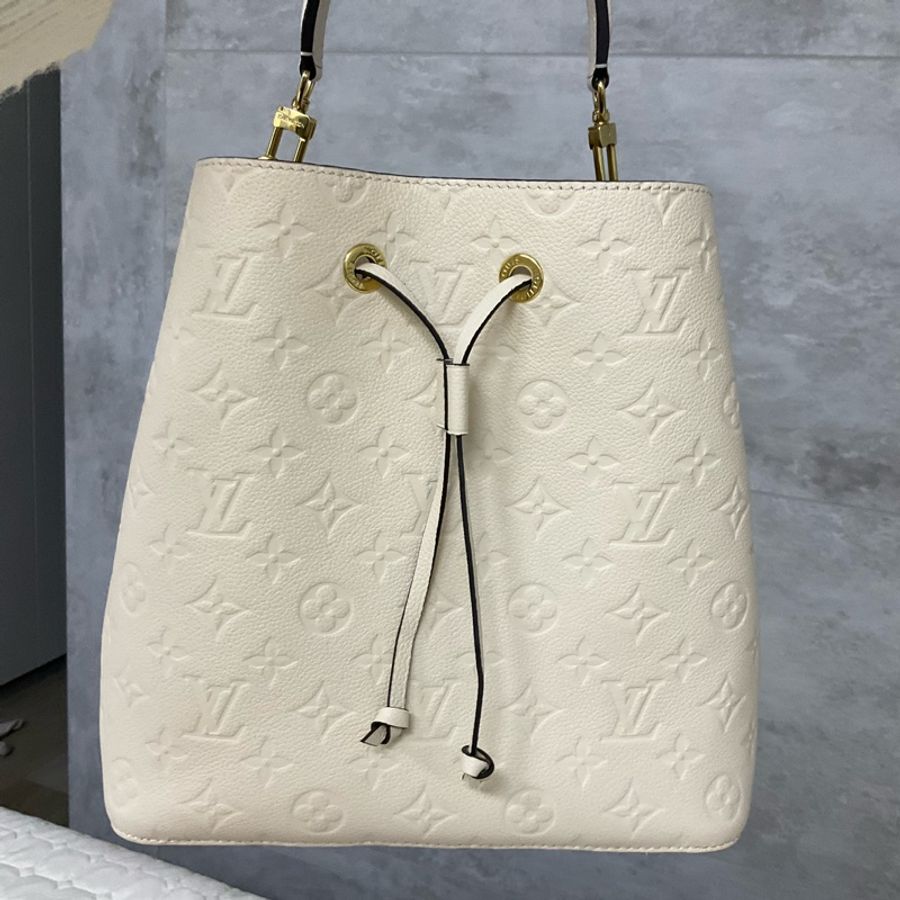 👛😘 Louis Vuitton白色皮革壓紋水桶-2