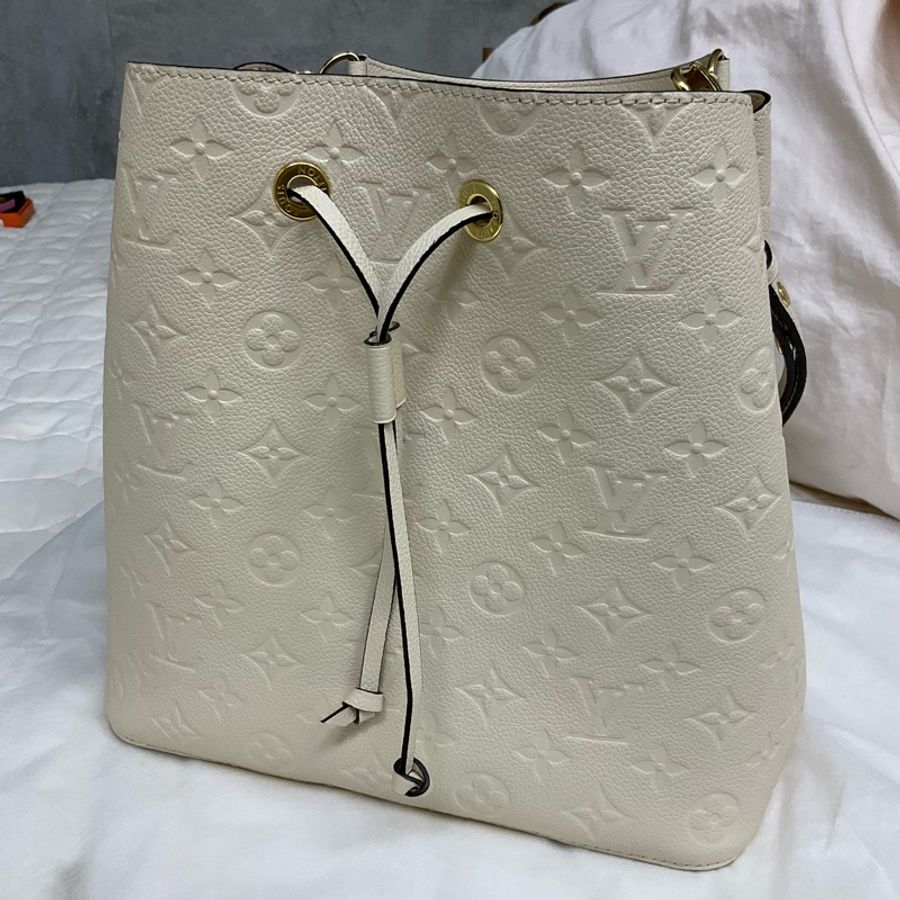 👛😘 Louis Vuitton白色皮革壓紋水桶-3