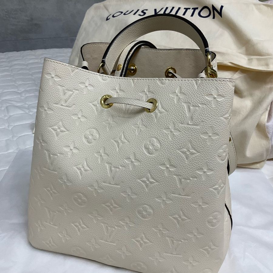 👛😘 Louis Vuitton白色皮革壓紋水桶-4