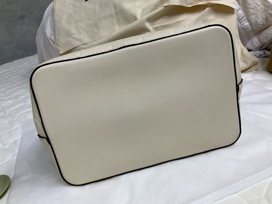 👛😘 Louis Vuitton白色皮革壓紋水桶-5