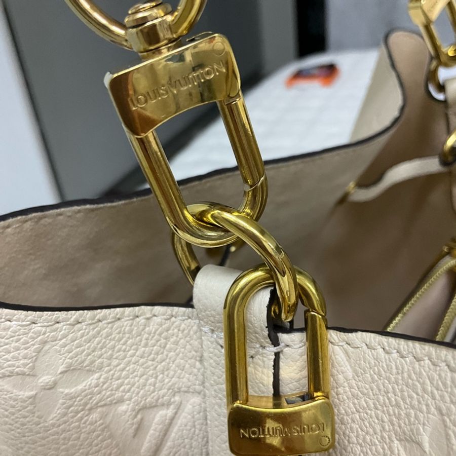 👛😘 Louis Vuitton白色皮革壓紋水桶-6