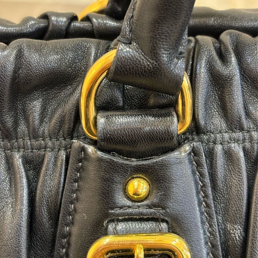 PRADA 黑 羊皮 金 LOGO 拉鍊包 肩背包 斜背包 手提包 高菲包 高飛包-12