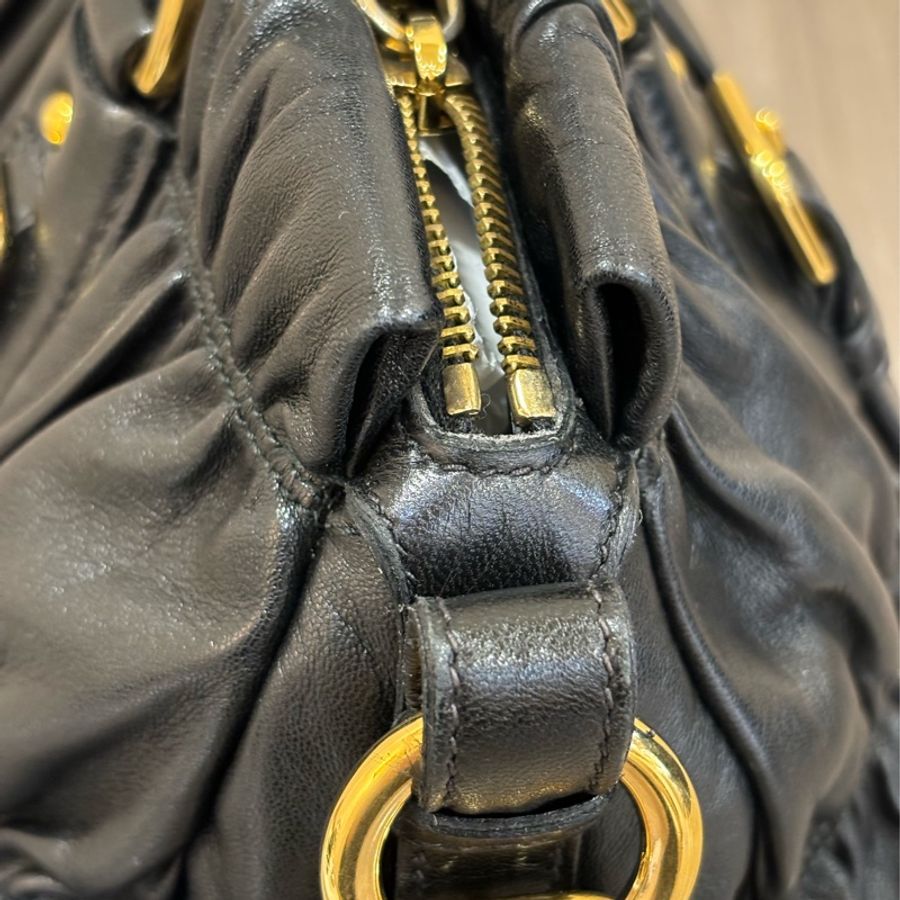 PRADA 黑 羊皮 金 LOGO 拉鍊包 肩背包 斜背包 手提包 高菲包 高飛包-16
