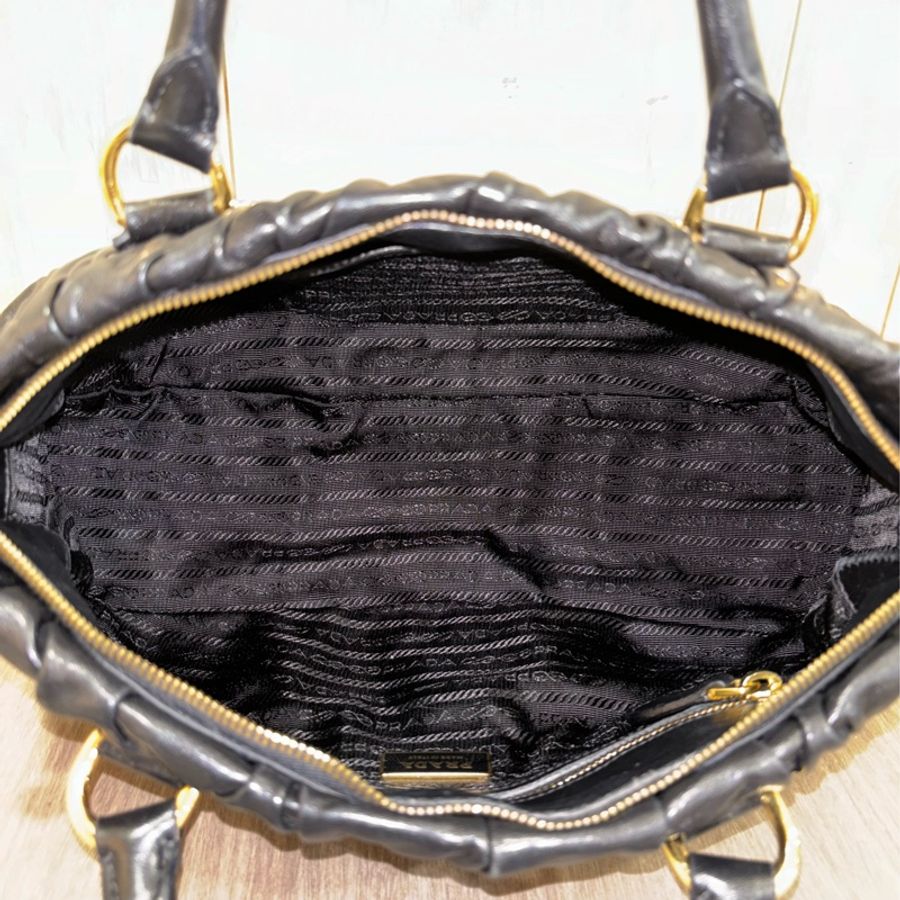 PRADA 黑 羊皮 金 LOGO 拉鍊包 肩背包 斜背包 手提包 高菲包 高飛包-23