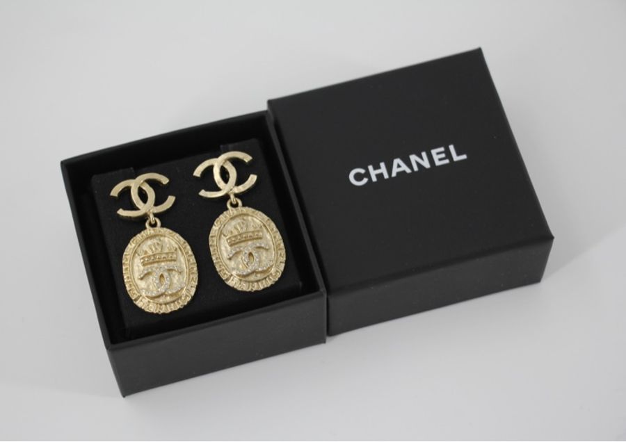 Chanel F21A水鑽皇冠圖案吊墜耳環-6
