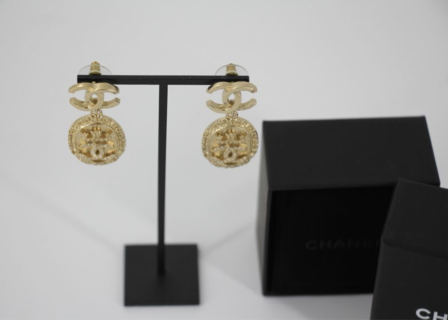 Chanel F21A水鑽皇冠圖案吊墜耳環-8
