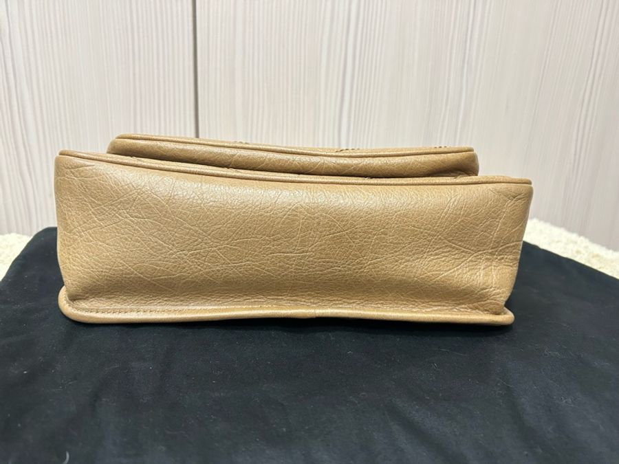 YSL niki 中號 新款D扣 衍縫包 焦糖奶茶 茶棕色yslniki saint laurent-4