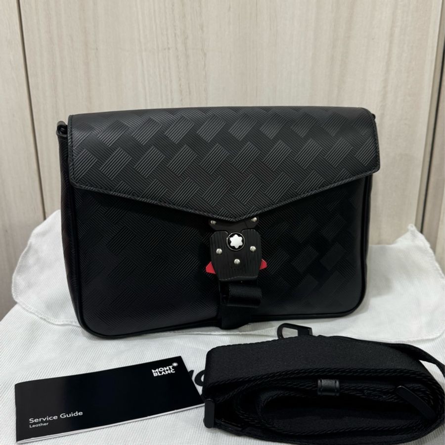 Montblanc黑牛皮Extreme系列3.0霧黑釦下蓋斜背包-0