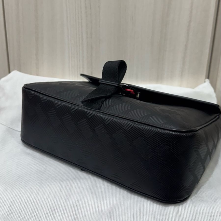 Montblanc黑牛皮Extreme系列3.0霧黑釦下蓋斜背包-3