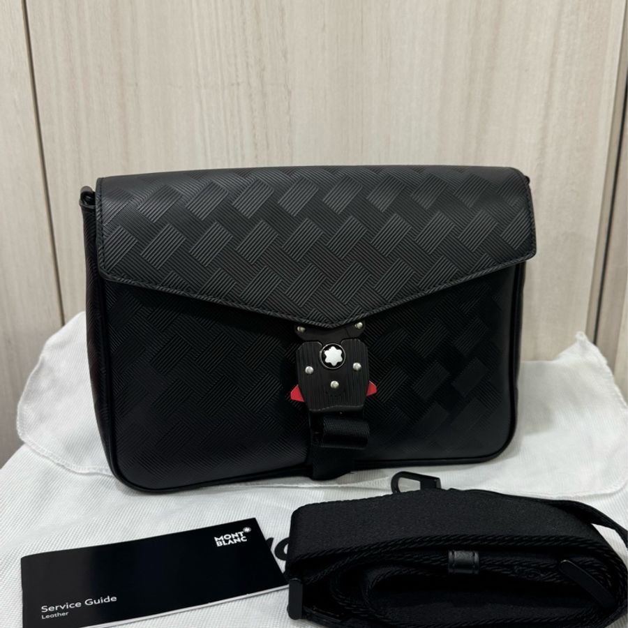 Montblanc黑牛皮Extreme系列3.0霧黑釦下蓋斜背包-5