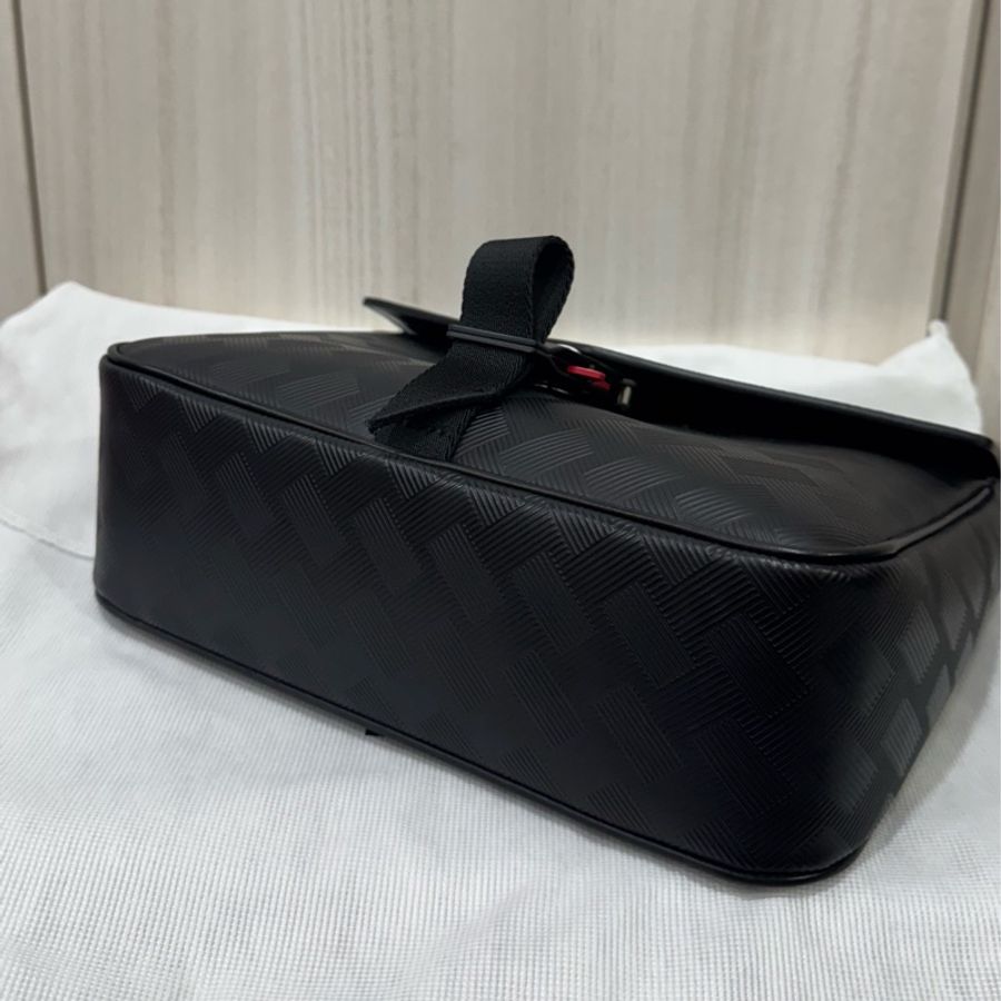 Montblanc黑牛皮Extreme系列3.0霧黑釦下蓋斜背包-7