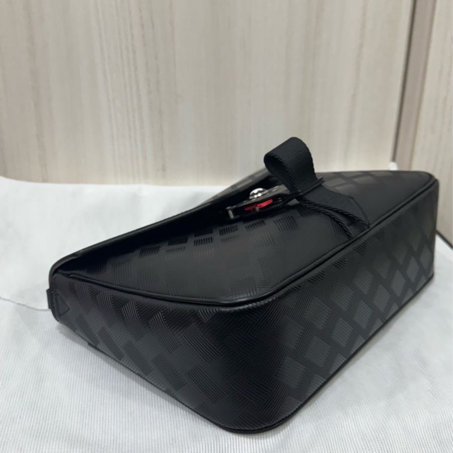 Montblanc黑牛皮Extreme系列3.0霧黑釦下蓋斜背包-9