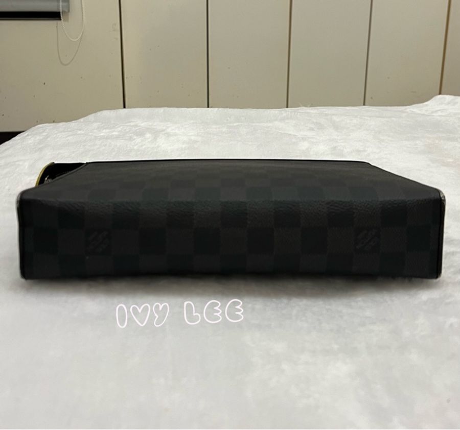 LOUIS VUITTON 黑棋盤格 彩色字 VOYAGE N60307 手拿包 二手精品-2
