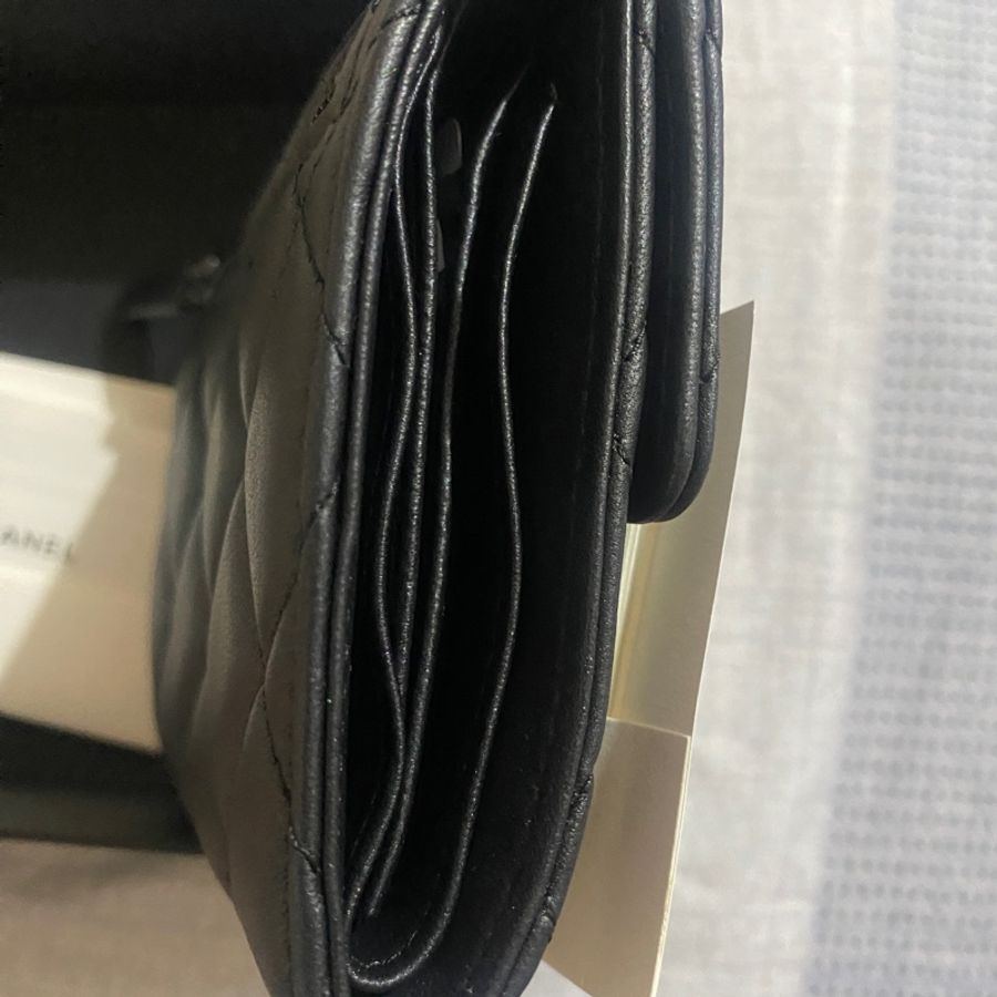 香奈兒晶片款so black 羊皮三折短夾-9