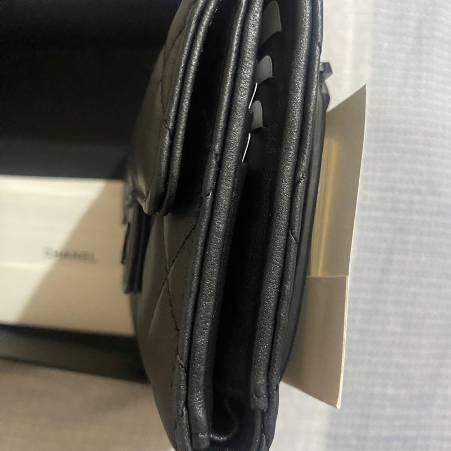 香奈兒晶片款so black 羊皮三折短夾-10