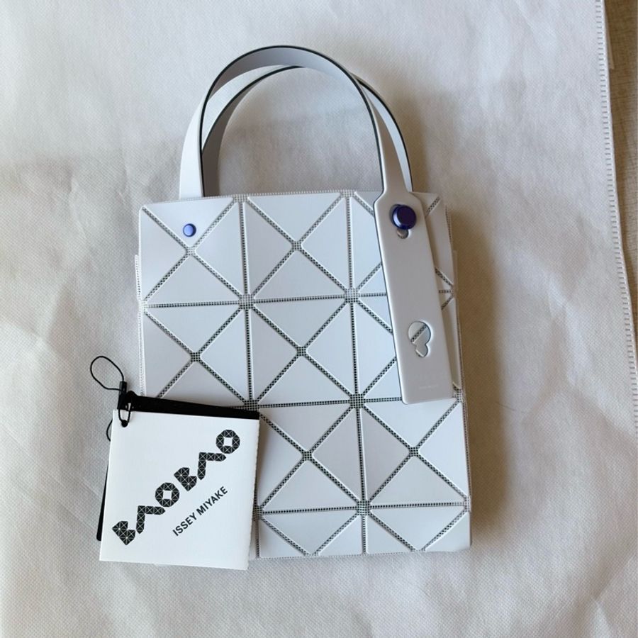 ISSEY MIYAKE 三宅一生 三月新色 3x3 小鑽石包 霧面白-1