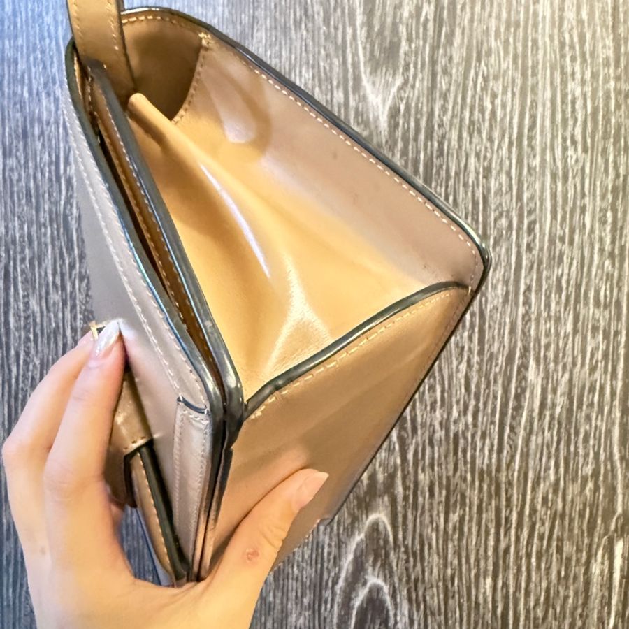 LOEWE Barcelona 裸色 奶茶色 巴塞隆納 金屬三角扣設計小牛皮肩背包-2