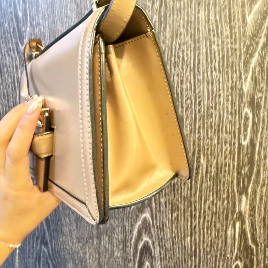 LOEWE Barcelona 裸色 奶茶色 巴塞隆納 金屬三角扣設計小牛皮肩背包-5