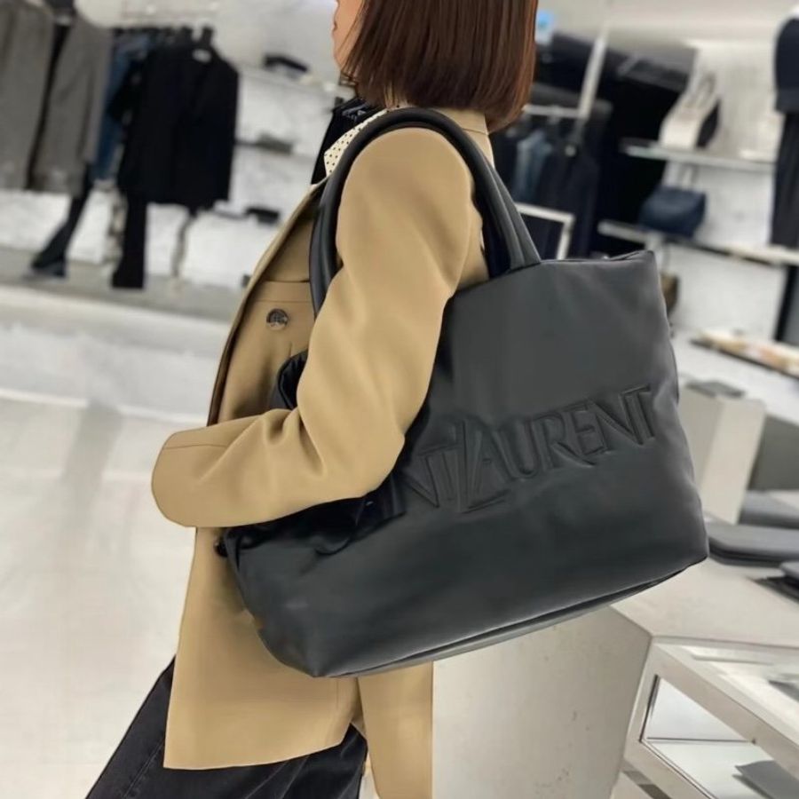 🌸2025春夏新品🌸Saint Laurent 756269 小羊皮Puffer 雲朵托特包 黑色-5