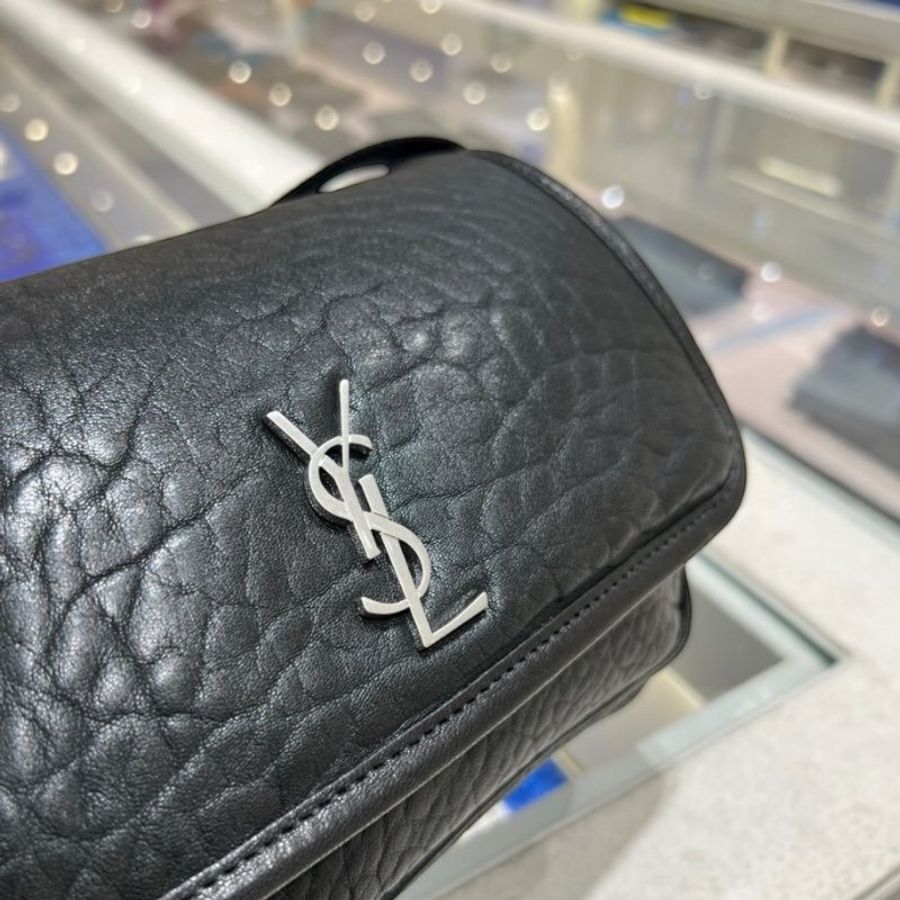 ✨2026季度全新✨Saint Laurent 776611 Niki 小型粒面小羊皮郵差包 黑色-2