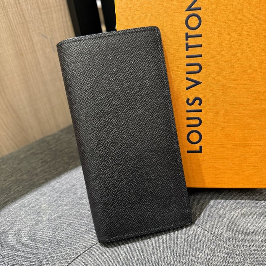 (全新商品)LV M30501 黑色TAIGA牛皮直式對開長夾 皮夾-0